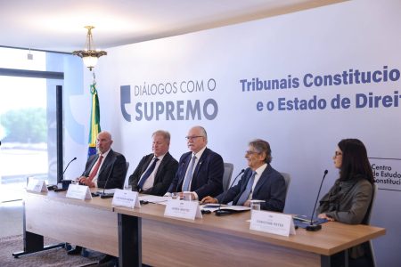 “Tribunal que pretende substituir o debate político trai sua missão”, diz Fachin