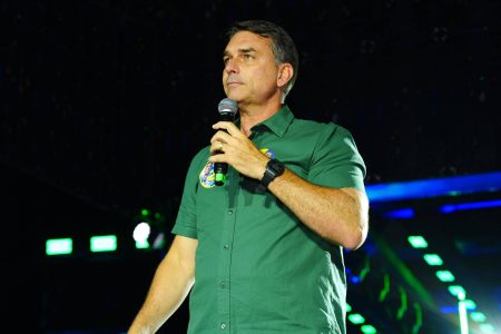Flávio Bolsonaro acusa Lula de perseguição política contra prefeito de SP: “Fez de sacanagem e não liberou o dinheiro”