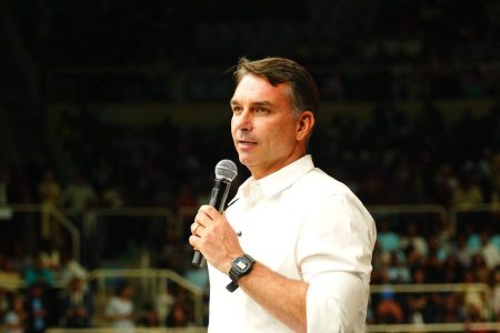 Após visitar Bolsonaro, Flávio anuncia que votará pelo fim da escala 6×1