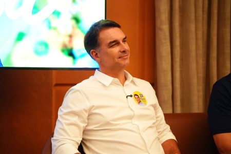TSE determina reexibição de propaganda de Flávio Bolsonaro após falha de áudio