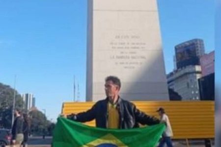 Caminhoneiro investigado pelos atos de 8 de Janeiro rompe tornozeleira e atua como fiscal do PL na Argentina