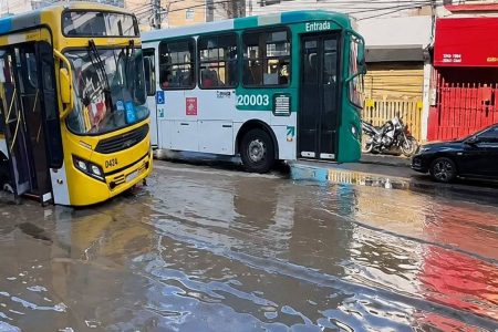 Ônibus afunda após asfalto ceder por vazamento de água na Avenida San Martin, em Salvador