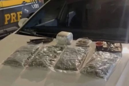 PRF encontra drogas e acessórios de arma em carro durante fiscalização na BR-324