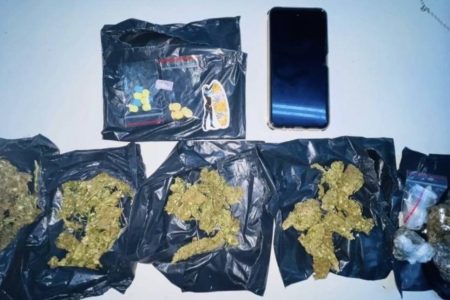 Homem é flagrado com maconha, haxixe e drogas sintéticas dentro de carro em Salvador