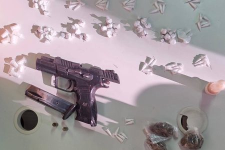 Traficante morre em confronto com a PM e pistola é apreendida em Itaparica