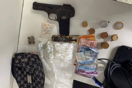 Traficante em fuga acaba preso com pistola e mais de 100 porções de drogas no Engenho Velho de Brotas