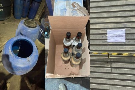 Polícia encontra 5 mil litros de cachaça em caixas-d’água durante investigação na Bahia