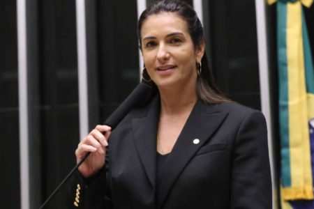 Roberta Roma é internada novamente em Salvador após dor no peito e passa por cateterismo