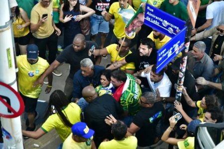 Flávio Bolsonaro carrega mulher após queda durante evento na Barra