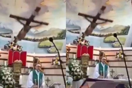 Padre morre após cruz cair sobre ele durante missa transmitida ao vivo no Equador