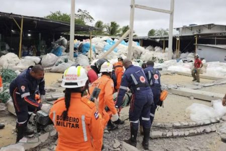 Desabamento em empresa de reciclagem deixa dois mortos e três feridos em Salvador