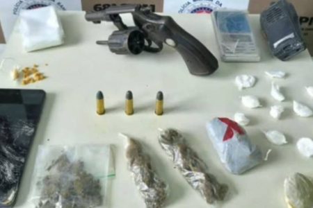 PM apreende arma, drogas e equipamentos durante operação em Ilhéus