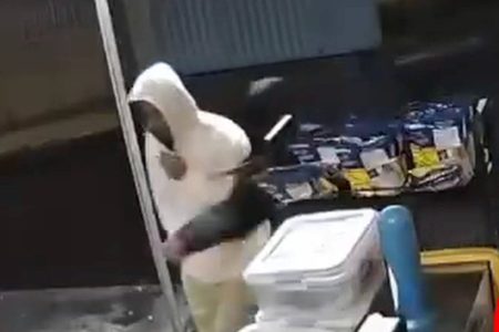 Homens assaltam mercadinho e levam até garrafa de conhaque em Vitória da Conquista