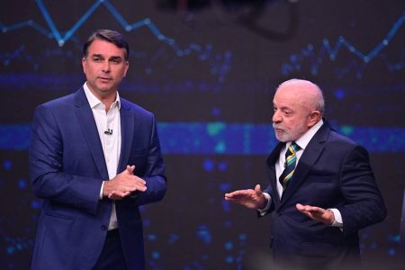 Lula diz que quer votos de todos os presidiários e provoca Flávio Bolsonaro durante debate