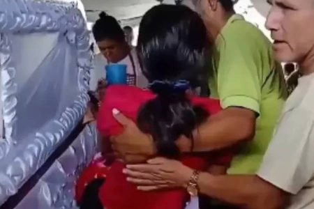 Adolescente acorda durante o próprio velório após ser dada como morta pela família