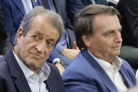 Bolsonaro pede autorização de Moraes para receber visita do presidente do PL