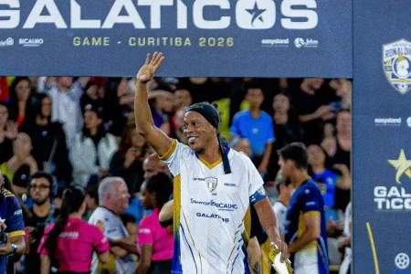 Ronaldinho Gaúcho anuncia retorno aos gramados por clube italiano