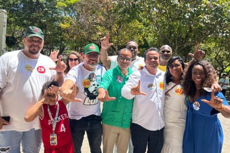 Candidato ao Governo da Bahia, Ronaldo Mansur vota em Salvador
