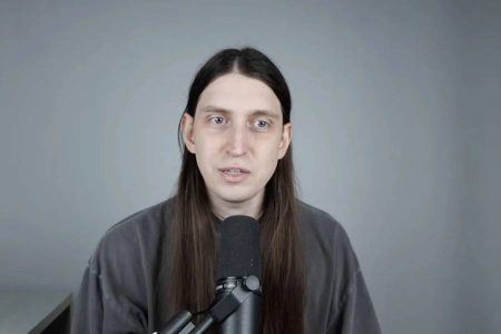 Felca volta ao YouTube após um ano e relata bullying, problemas de saúde mental e uso de álcool
