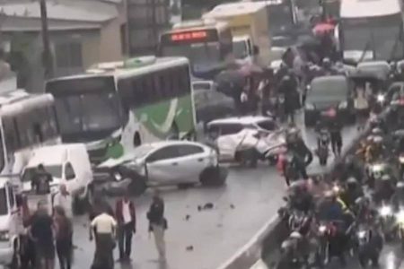 Motorista de ônibus morre após infarto e provoca engavetamento com 22 veículos