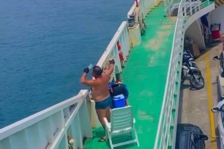 Passageiro é filmado de sunga, com cerveja e caixa de som durante travessia de ferry-boat
