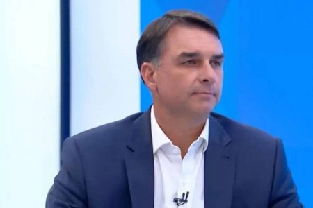 Flávio Bolsonaro promete cortar dez ministérios e critica gastos do governo Lula