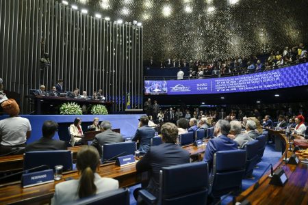 Mesmo após votar a favor, senadores da oposição falta à promulgação do fim da escala 6×1