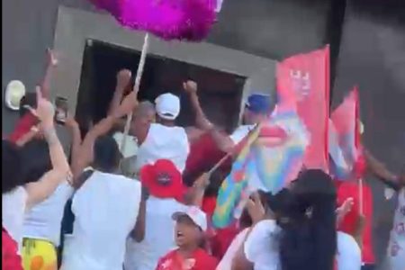 Manifestação do PT no Imbuí termina em embate com eleitor de Flávio Bolsonaro