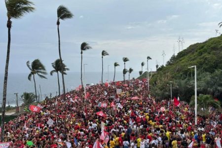 Artistas puxam multidão de vermelho em ato pró-Lula em Salvador
