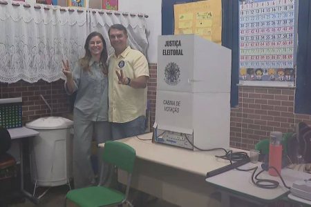 Flávio Bolsonaro vota no Rio de Janeiro acompanhado da esposa