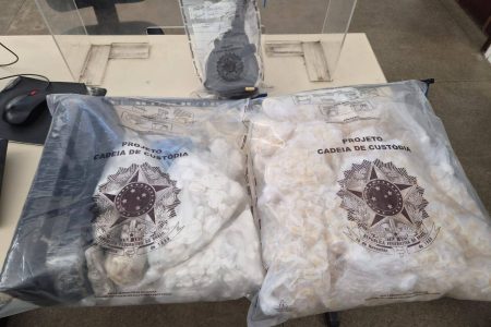 Polícia apreende mais de 3 kg de drogas e munições em área de mata em Candeias