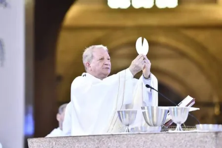 Dom Mário pede desarmamento e atenção à fome em missa do Dia da Padroeira