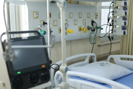 Pesquisa aponta disparidade entre UTIs públicas e privadas na avaliação de médicos